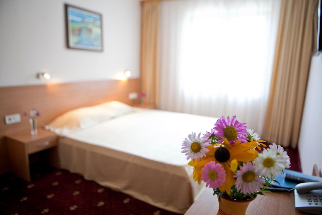 Hotel Coop Rozhen ปอมโปโรโว ภายนอก รูปภาพ