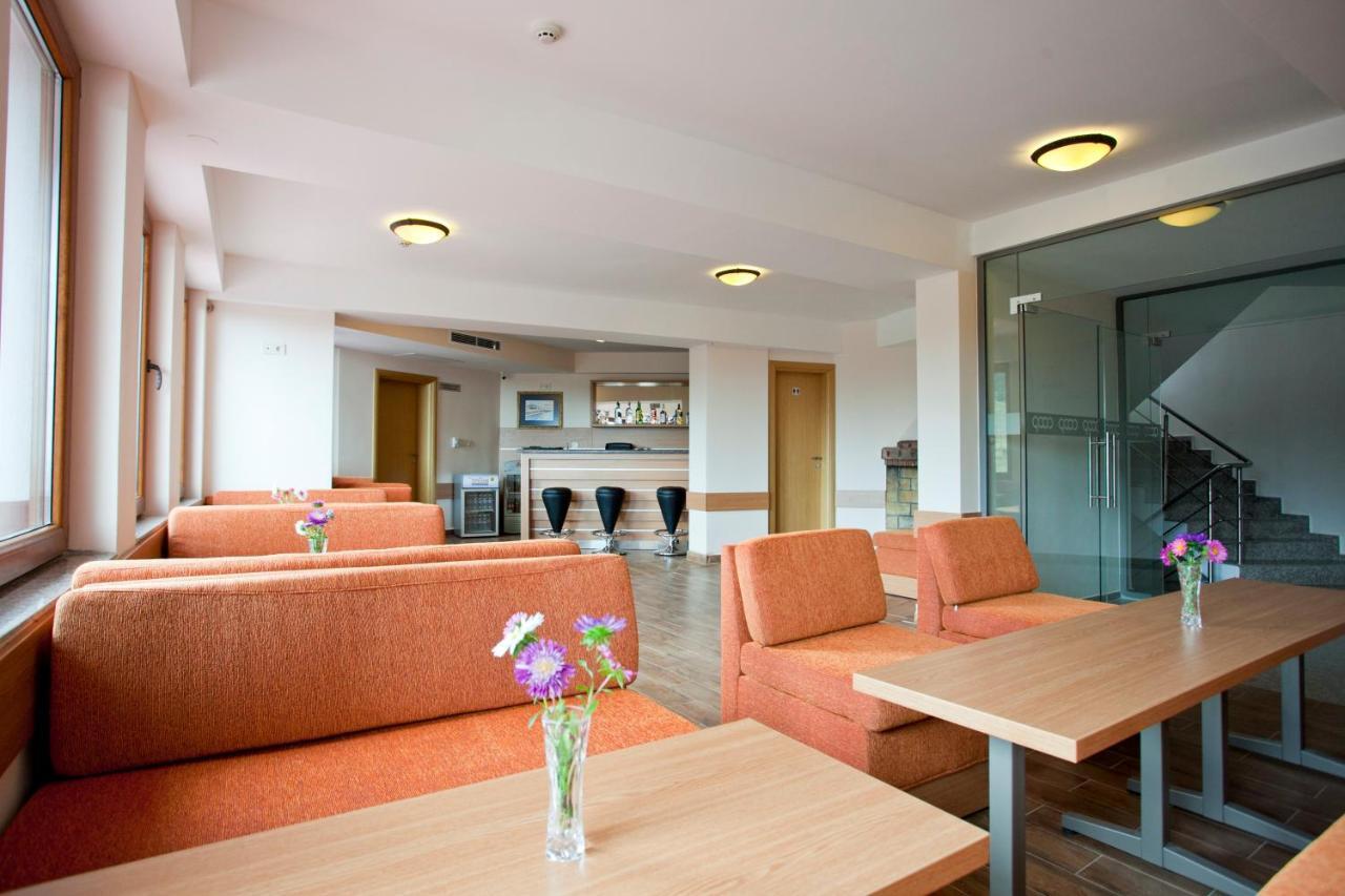 Hotel Coop Rozhen ปอมโปโรโว ภายนอก รูปภาพ